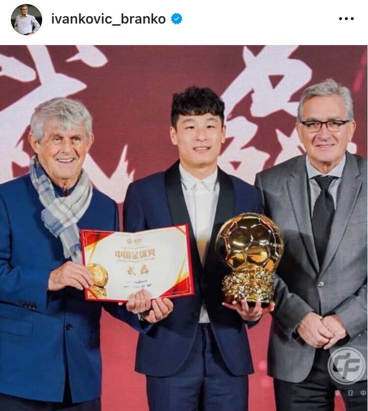  出席中國金球獎頒獎儀式，伊萬曬與武磊、米盧同框照片