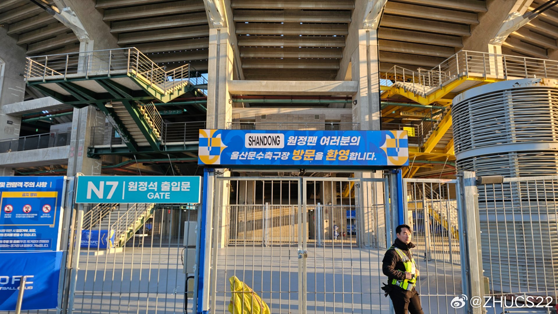  博主：蔚山現(xiàn)場(chǎng)工作人員、轉(zhuǎn)播車、安保在準(zhǔn)備撤場(chǎng)，場(chǎng)外一片安靜
