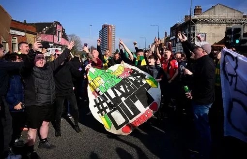 曼晚：約5000曼聯(lián)球迷賽前抗議格雷澤家族，打出多個標(biāo)語橫幅