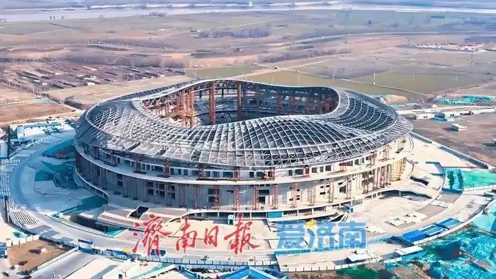  魯媒：戴上1.6萬(wàn)噸“鋼鐵巨冠”，黃河體育中心球場(chǎng)完成屋蓋施工
