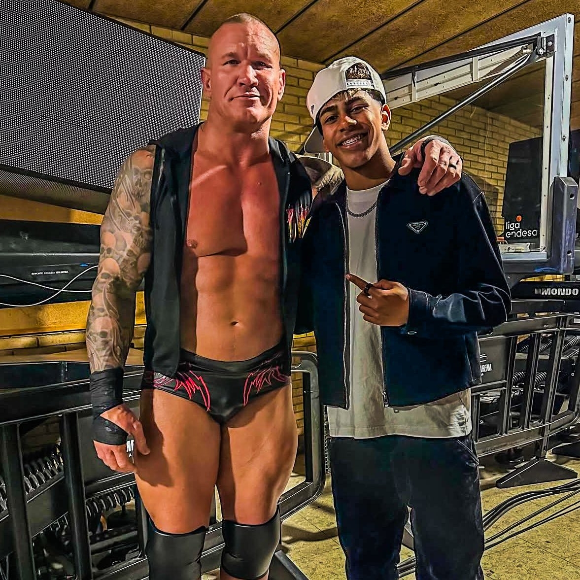  小心RKO！亞馬爾現(xiàn)場觀戰(zhàn)WWE，和奧爾頓、Triple H等合影