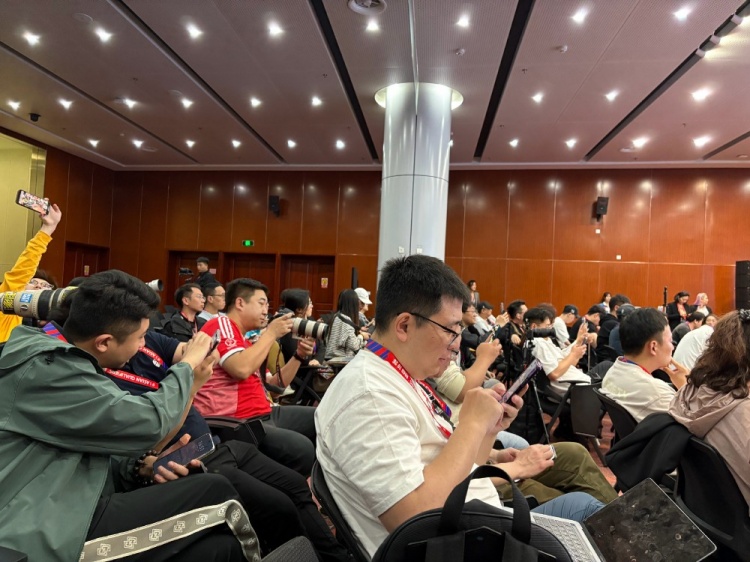  萬眾矚目！記者擠滿國足賽前新聞發(fā)布廳，賽場記者預(yù)計超300人